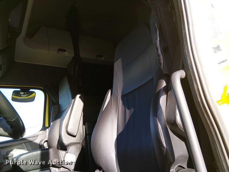 image for item EE5028 2023 Freightliner Cascadia semi truck