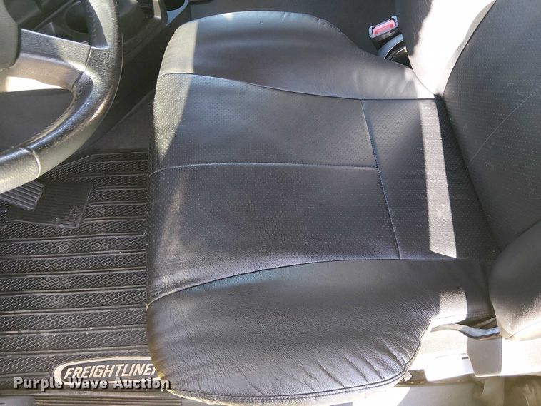 image for item EE5028 2023 Freightliner Cascadia semi truck