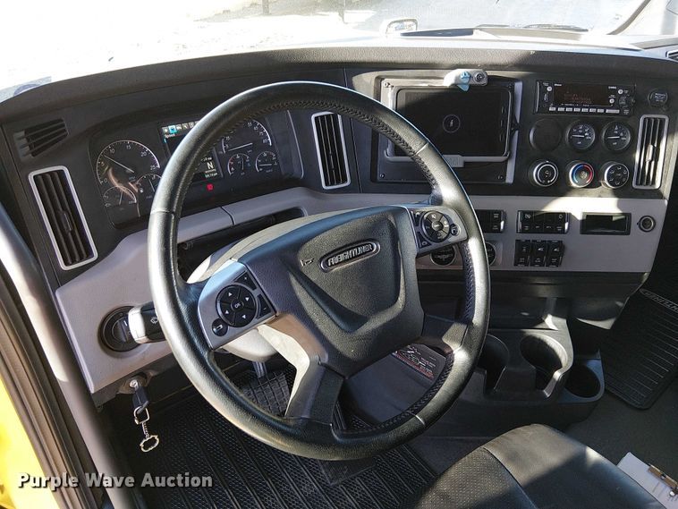 image for item EE5028 2023 Freightliner Cascadia semi truck