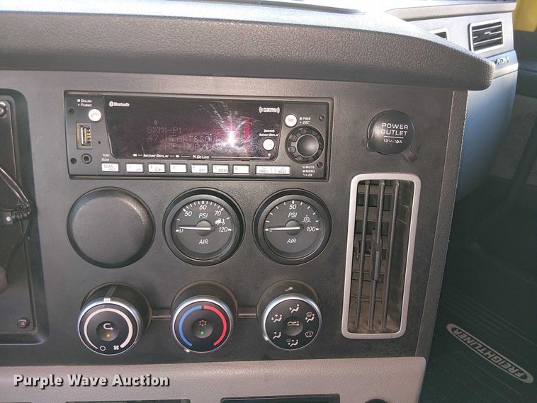 image for item EE5028 2023 Freightliner Cascadia semi truck