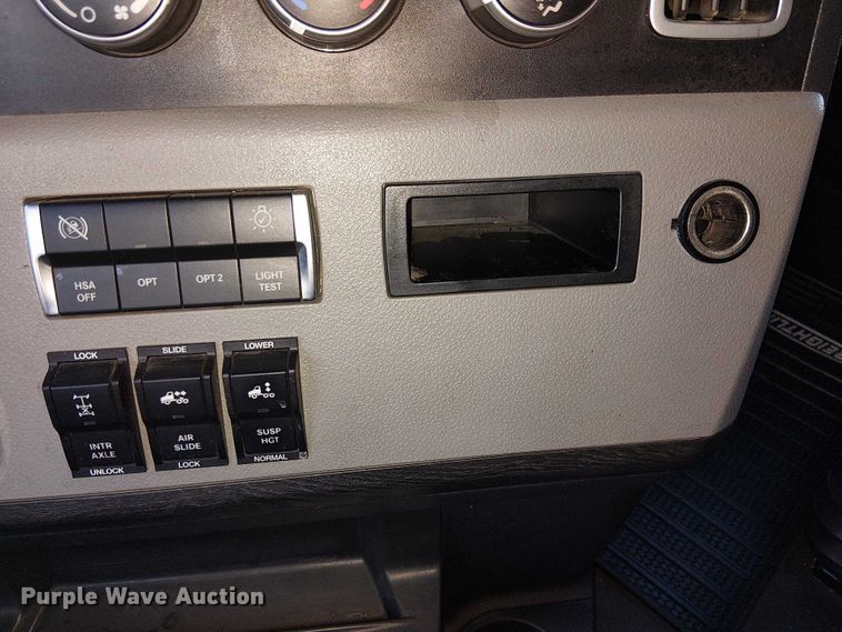 image for item EE5028 2023 Freightliner Cascadia semi truck