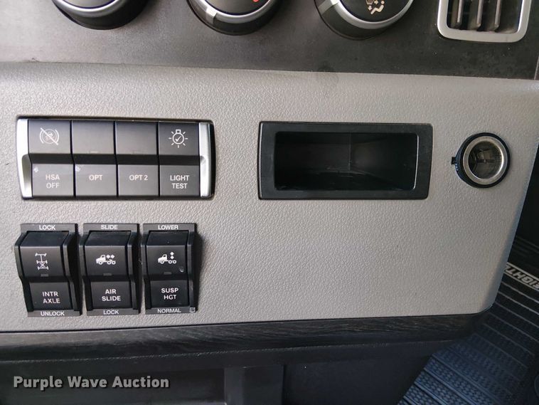 image for item EE5028 2023 Freightliner Cascadia semi truck