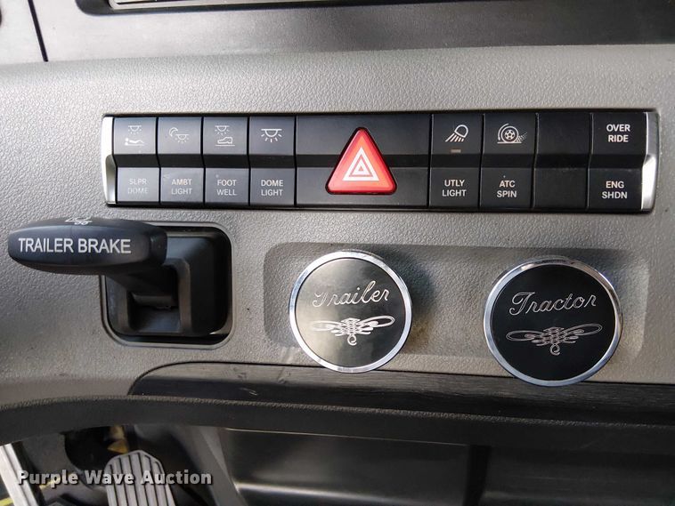 image for item EE5028 2023 Freightliner Cascadia semi truck