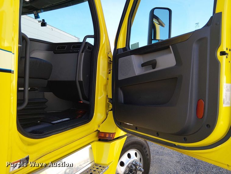 image for item EE5028 2023 Freightliner Cascadia semi truck