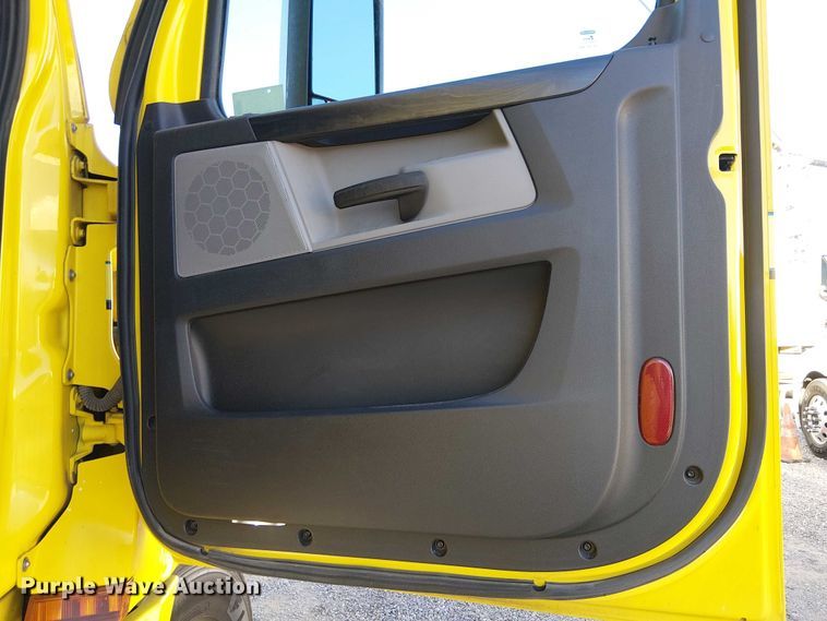 image for item EE5028 2023 Freightliner Cascadia semi truck