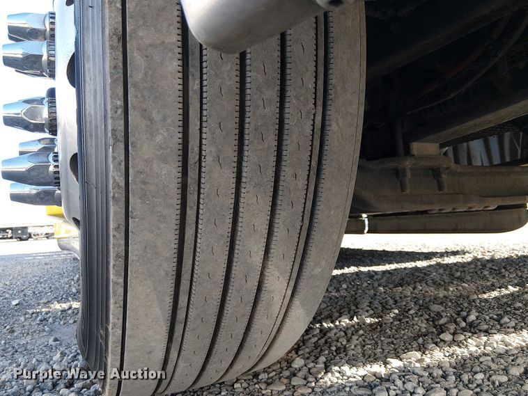 image for item EE5028 2023 Freightliner Cascadia semi truck