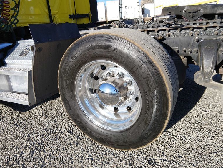 image for item EE5028 2023 Freightliner Cascadia semi truck