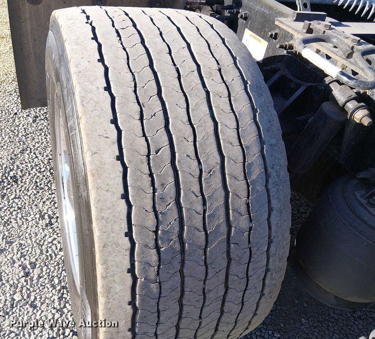 image for item EE5028 2023 Freightliner Cascadia semi truck