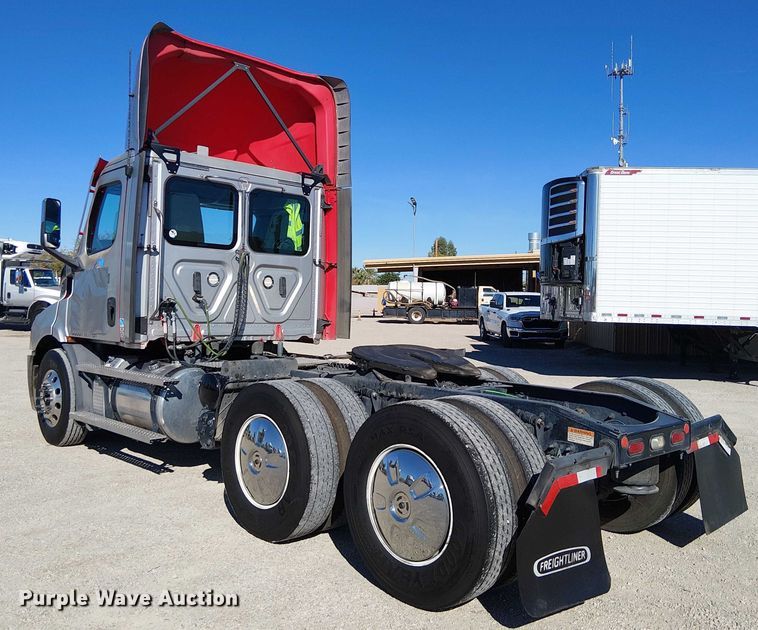 image for item EE5042 2020 Freightliner Cascadia semi truck