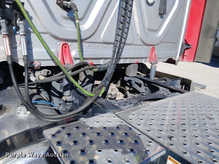 image for item EE5042 2020 Freightliner Cascadia semi truck