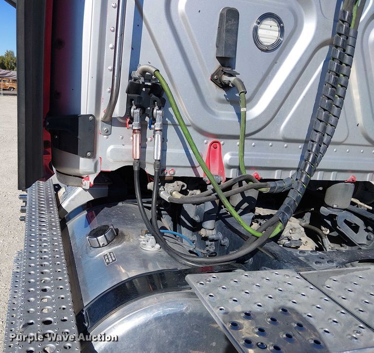 image for item EE5042 2020 Freightliner Cascadia semi truck