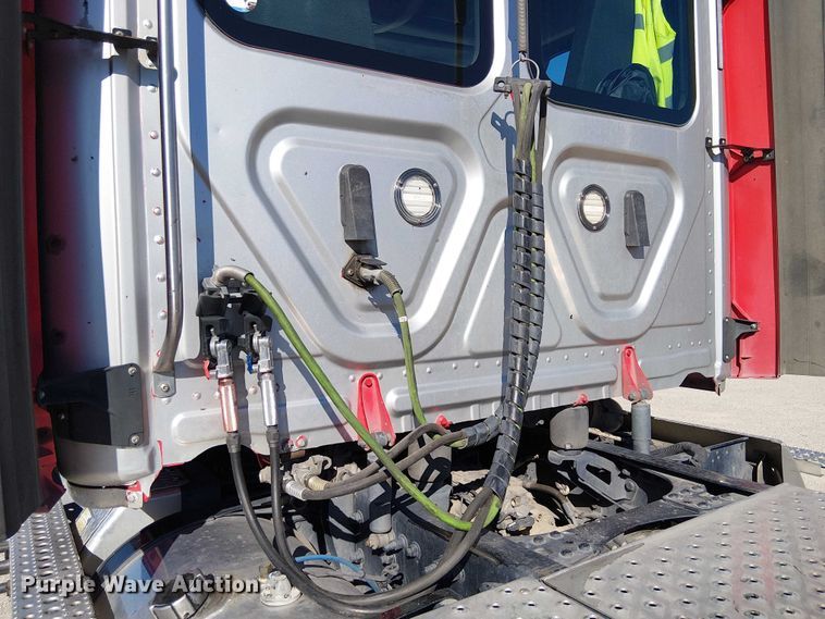 image for item EE5042 2020 Freightliner Cascadia semi truck