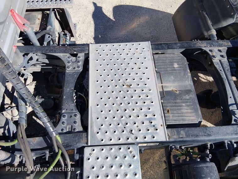 image for item EE5042 2020 Freightliner Cascadia semi truck