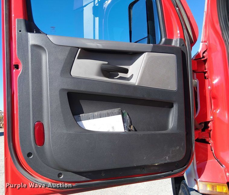 image for item EE5042 2020 Freightliner Cascadia semi truck