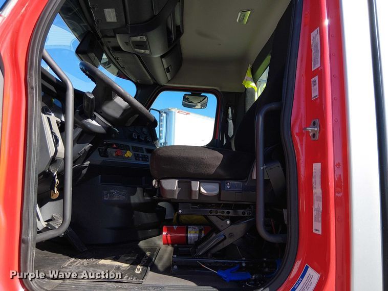 image for item EE5042 2020 Freightliner Cascadia semi truck