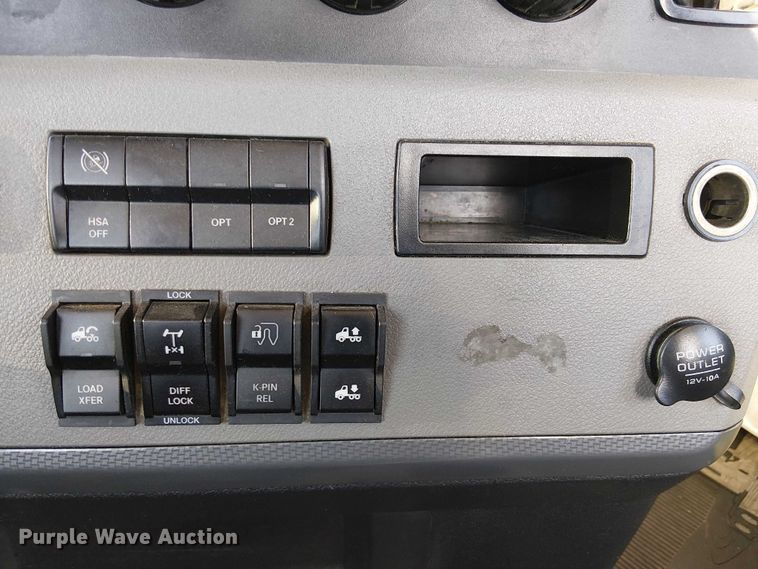 image for item EE5042 2020 Freightliner Cascadia semi truck