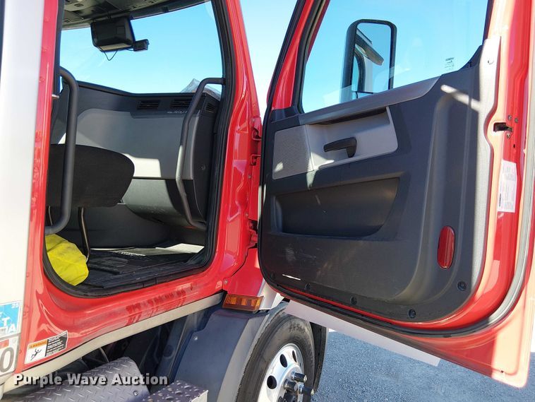 image for item EE5042 2020 Freightliner Cascadia semi truck