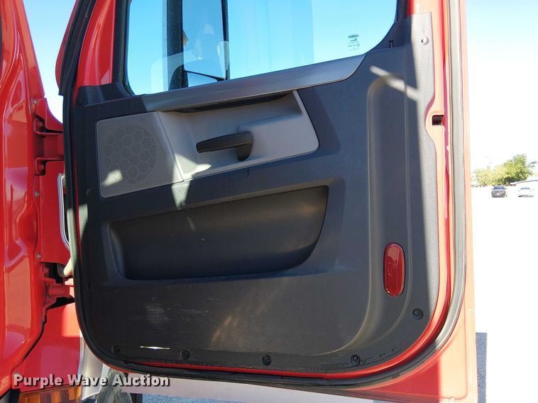 image for item EE5042 2020 Freightliner Cascadia semi truck