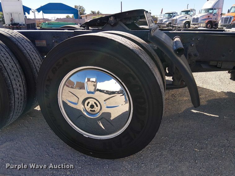 image for item EE5042 2020 Freightliner Cascadia semi truck