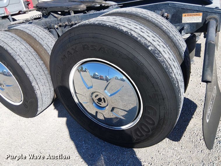 image for item EE5042 2020 Freightliner Cascadia semi truck