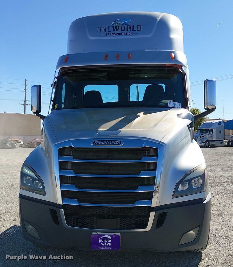 image for item EE5043 2020 Freightliner Cascadia semi truck