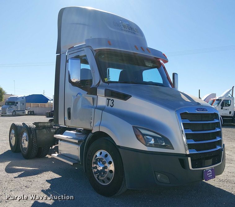 image for item EE5043 2020 Freightliner Cascadia semi truck