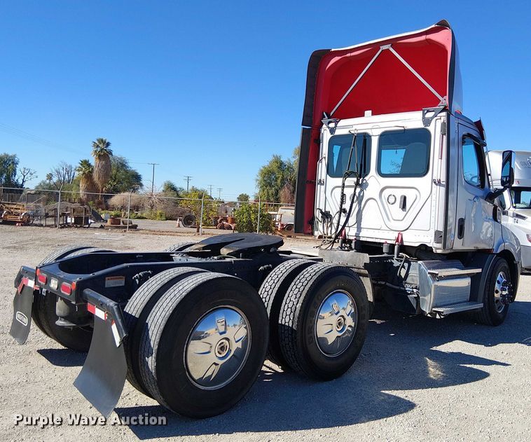 image for item EE5043 2020 Freightliner Cascadia semi truck