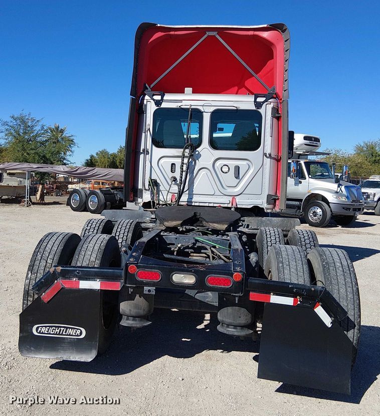 image for item EE5043 2020 Freightliner Cascadia semi truck