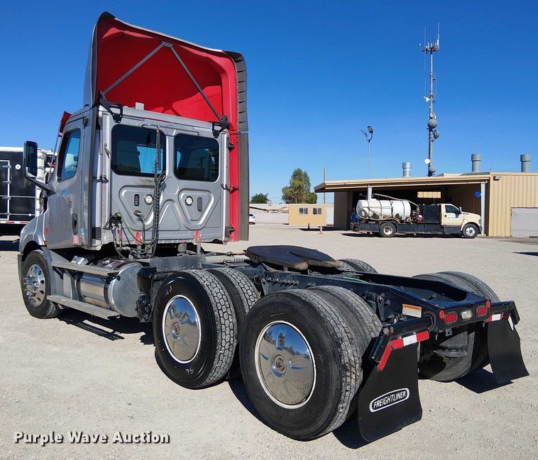 image for item EE5043 2020 Freightliner Cascadia semi truck