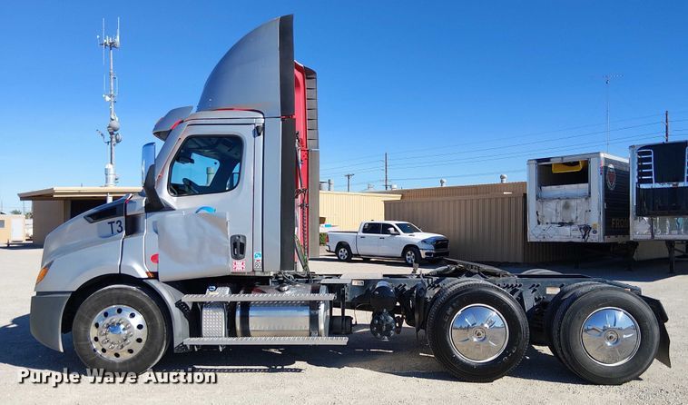 image for item EE5043 2020 Freightliner Cascadia semi truck