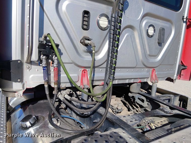 image for item EE5043 2020 Freightliner Cascadia semi truck