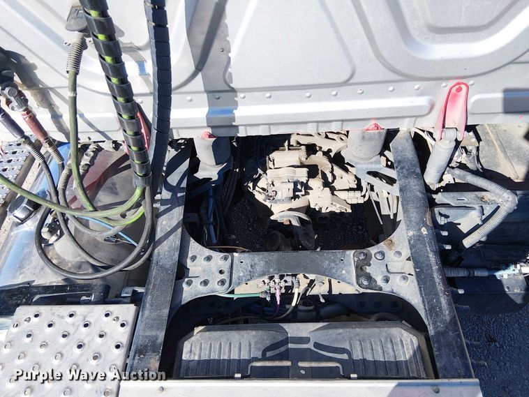 image for item EE5043 2020 Freightliner Cascadia semi truck