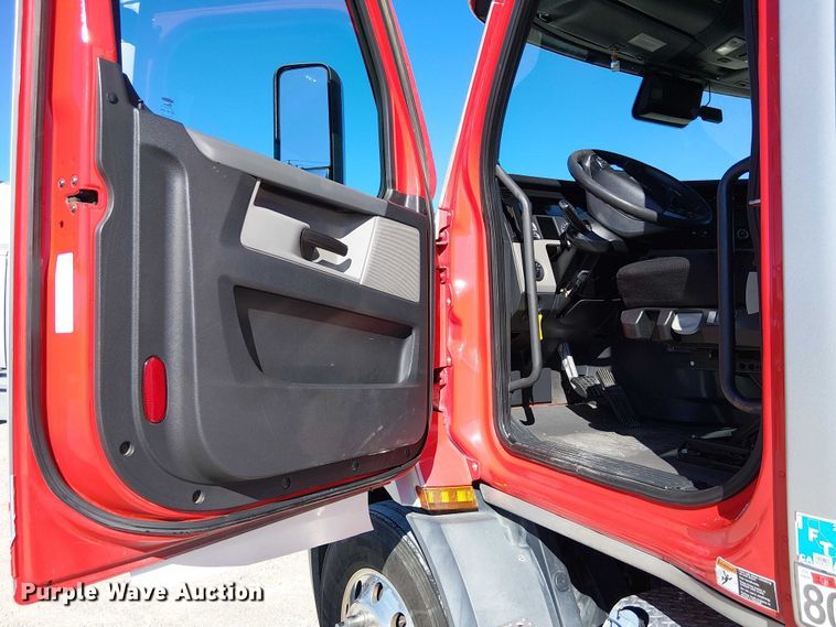 image for item EE5043 2020 Freightliner Cascadia semi truck