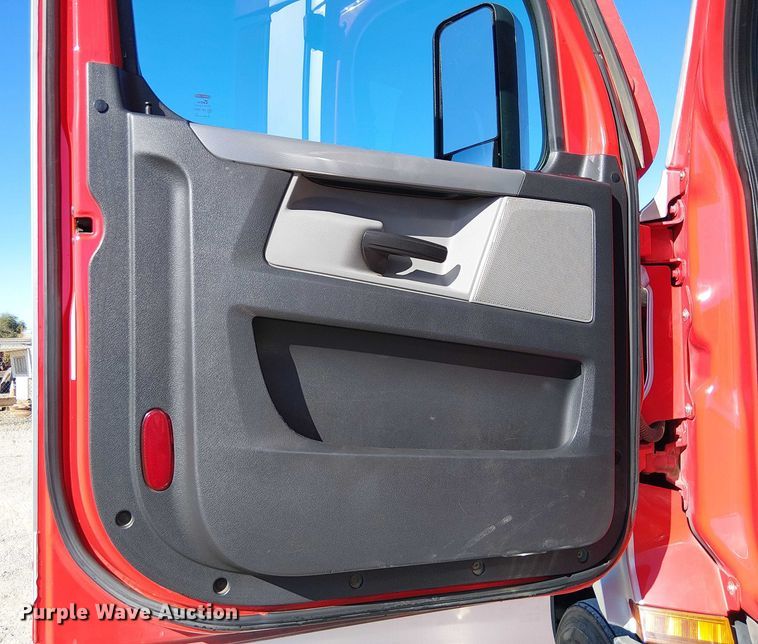 image for item EE5043 2020 Freightliner Cascadia semi truck