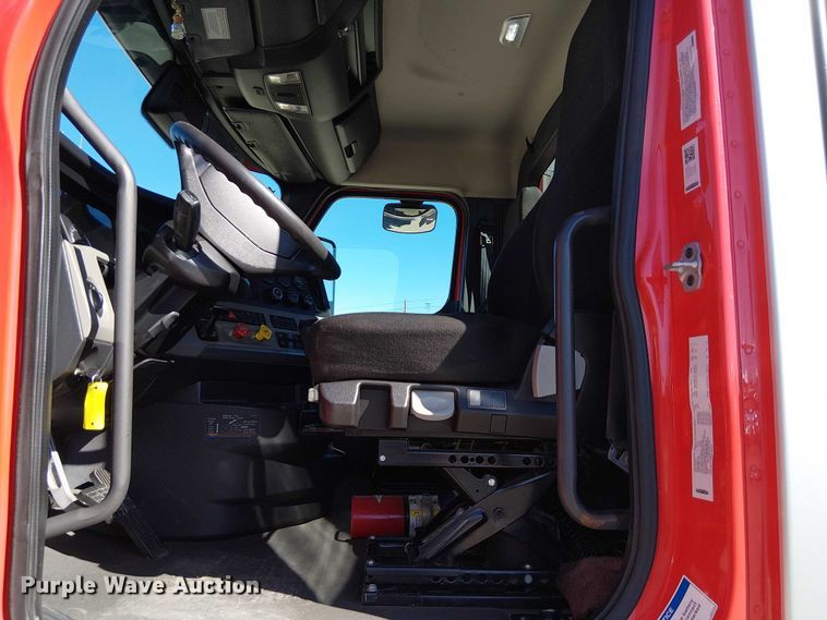 image for item EE5043 2020 Freightliner Cascadia semi truck