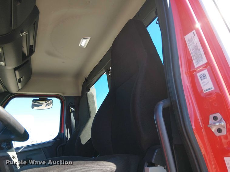 image for item EE5043 2020 Freightliner Cascadia semi truck