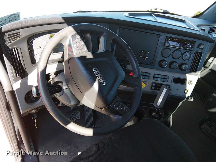 image for item EE5043 2020 Freightliner Cascadia semi truck