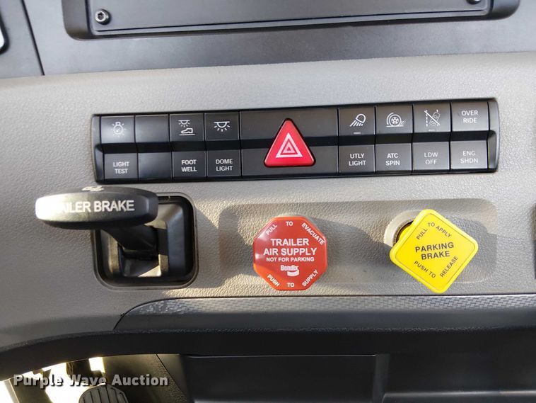 image for item EE5043 2020 Freightliner Cascadia semi truck