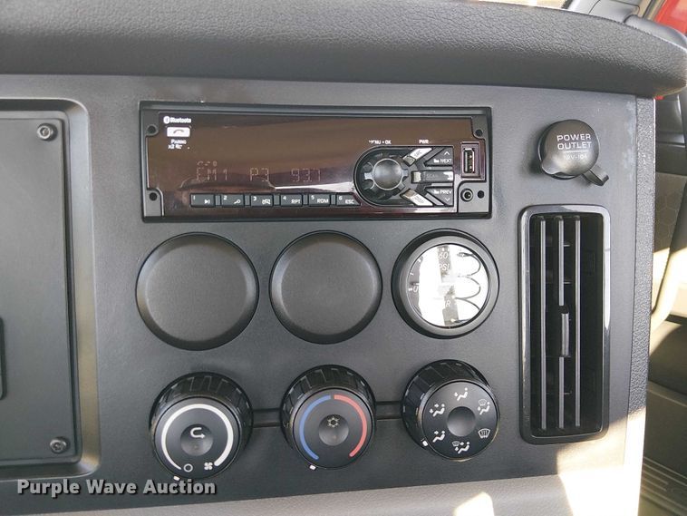 image for item EE5043 2020 Freightliner Cascadia semi truck