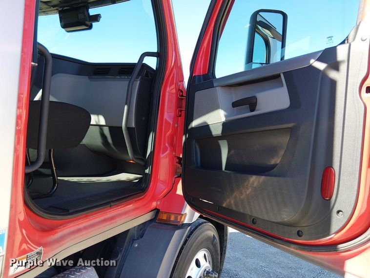 image for item EE5043 2020 Freightliner Cascadia semi truck