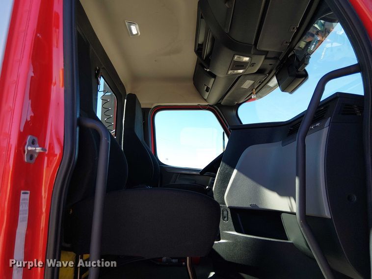 image for item EE5043 2020 Freightliner Cascadia semi truck