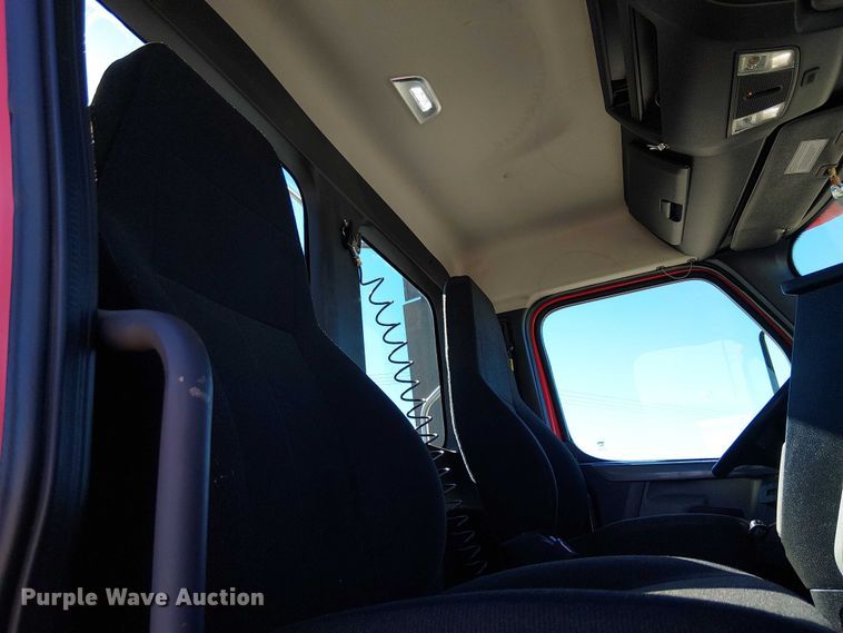 image for item EE5043 2020 Freightliner Cascadia semi truck