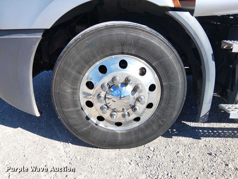 image for item EE5043 2020 Freightliner Cascadia semi truck