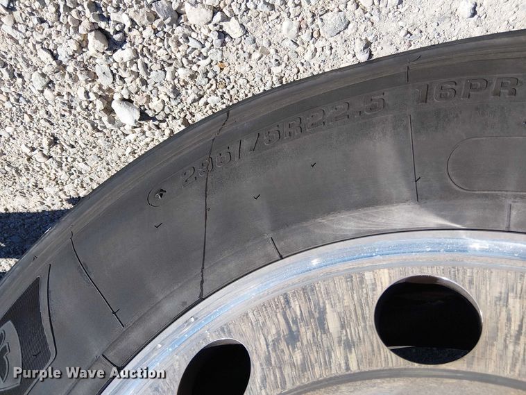 image for item EE5043 2020 Freightliner Cascadia semi truck