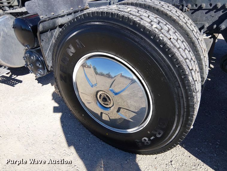 image for item EE5043 2020 Freightliner Cascadia semi truck