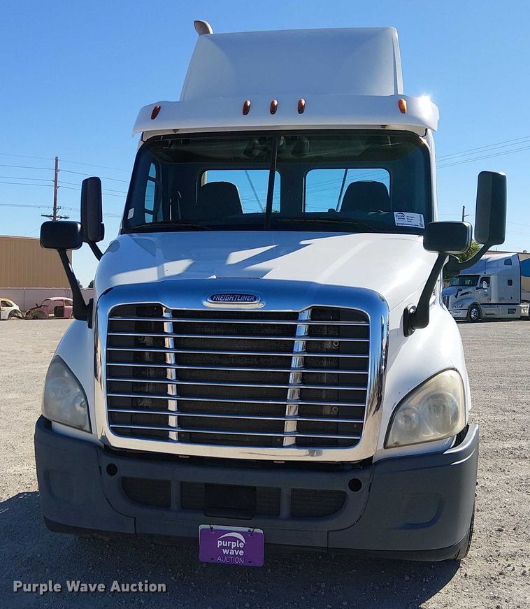 image for item EE5044 2016 Freightliner Cascadia semi truck