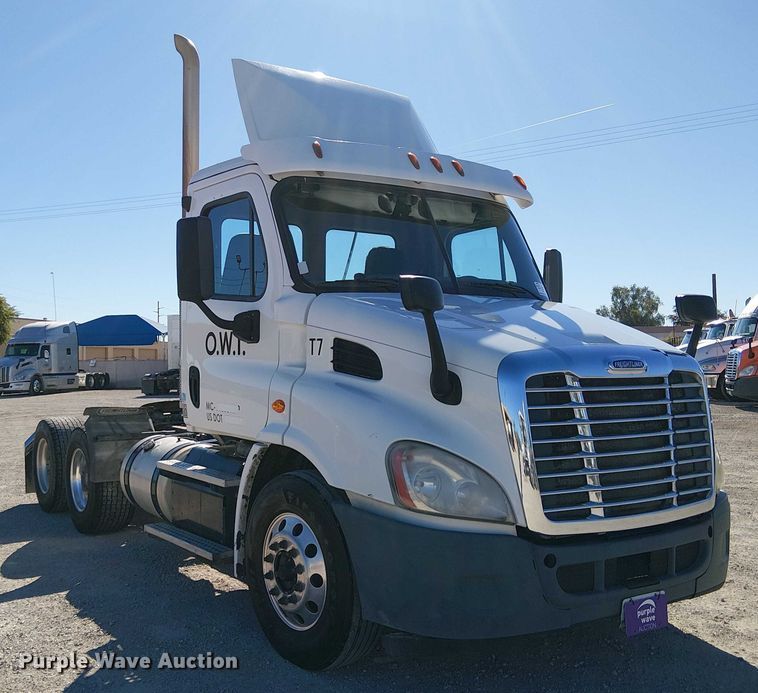 image for item EE5044 2016 Freightliner Cascadia semi truck