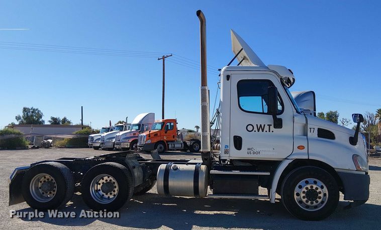 image for item EE5044 2016 Freightliner Cascadia semi truck