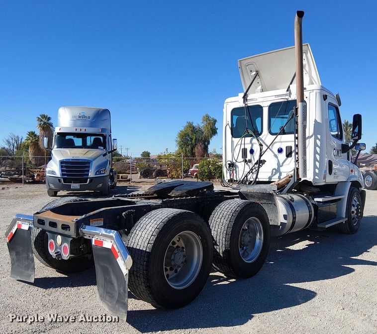 image for item EE5044 2016 Freightliner Cascadia semi truck