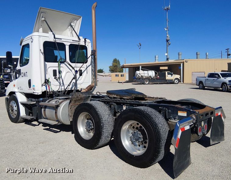 image for item EE5044 2016 Freightliner Cascadia semi truck